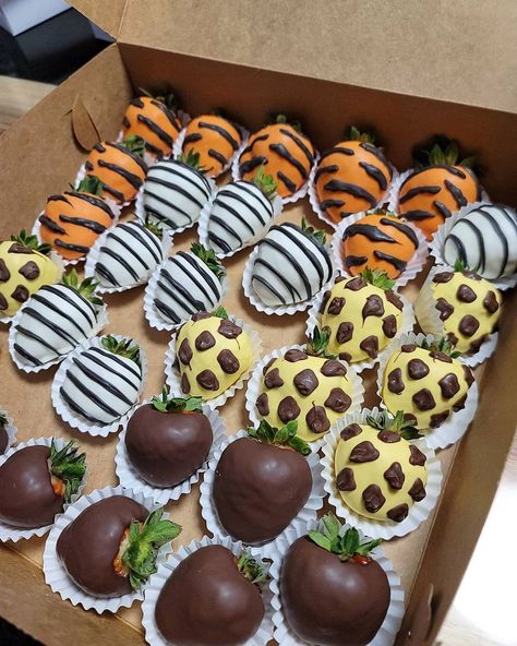 Bouquets of strawberries🧁🍓 on Instagram: “Safari style 🐯🦓🐆 In the presence of mini boxes of 4 pieces🍓 Sale from 3 boxes (any design) #букетизклубники #подарки #коробки #сюрприз…” Safari Strawberries, Chocolate Goodies, Dipped Treats, Strawberry Ideas, Candied Fruits, Mini Boxes, Celebration Decorations, Celebrate Everything, Candied Fruit