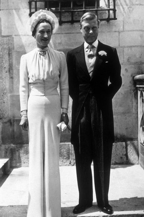 image Duchess Of Windsor, Celebrity Wedding Photos, Royal Wedding Gowns, Yellow Wedding Dress, Wallis Simpson, Edward Viii, Wedding Gown Inspiration, Celebrity Wedding Dresses, Royal Wedding Dress