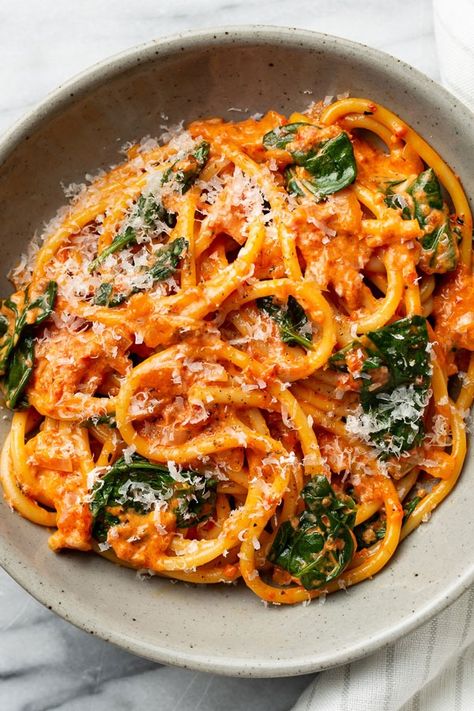 Creamy Roasted Red Pepper Pasta - DeLallo Roasted Red Pepper Recipes, Healthy Grain Bowls, Bell Pepper Pasta, Red Pepper Sauce Recipe, Roasted Red Peppers Recipes, Spinach Pasta Recipe, Picnic Salads, Red Pepper Pasta Sauce, Spinach Pasta Recipes