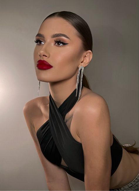 Black Dress Makeup Ideas, Red Lipstick Makeup Looks, Maquillage Yeux Cut Crease, Red Lipstick Makeup, Bold Makeup Looks, Red Lip Makeup, Fall Makeup Looks, Pinterest Makeup, Makijaż Smokey Eye