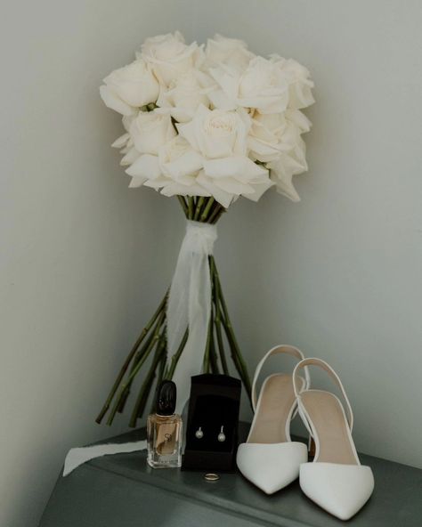 Sundays are meant for simplicity! We're feeling it with these long stem white roses from Jessica's wedding at @jesmonddenehouse Photo by @rach_fraserphoto #madesimplyperfect #jesmonddenehouse #whiteroses #bride #bridesbouquet #longstemroses #simplicity White Stem Rose Bouquet, White Rose Reception, 3 Stem Bouquet, Simple White Rose Bouquet, Long Stem White Rose Bouquet, Long Stem Rose Bouquet, Wedding Bouquets Roses, Wedding Bouquets White, Long Stem Bouquet