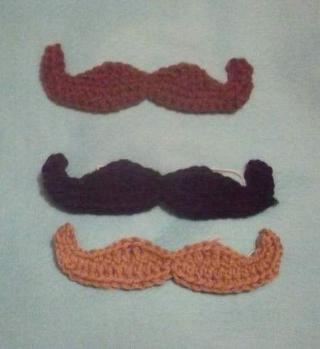 Crochet mustache. I'm gonna put one of these on a bearded hat. Crochet Mustache, Crochet Beard, Crochet Appliques, Free Pattern Crochet, Crochet Santa, Crochet Chicken, Crochet Faces, Crochet Things, Crochet Bebe