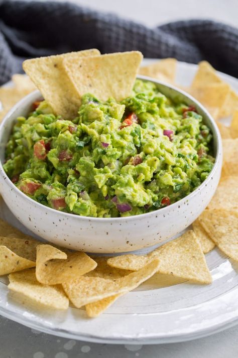 Chunky Guacamole Recipe, Mexican Guacamole, Mexican Entrees, Guacamole Recipe Easy, Chunky Guacamole, Best Guacamole Recipe, Easy Guacamole, Condiment Recipes, Homemade Guacamole