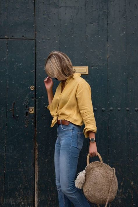 Mustard Linen Shirt Outfit, Womens Linen Shirt Outfits, Linen Overshirt Outfit Women, Styling A Linen Shirt, How To Wear Linen Shirts Women, Linen Shirt Women Outfits, How To Wear A Linen Shirt, Styling Linen Shirts Women, How To Style Linen Shirt Women