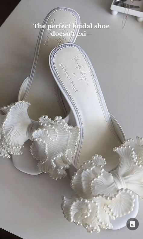 Heels Pearl, Pretty Heels, Dream Wedding Ideas Dresses, Future Wedding Plans, Fancy Shoes, Girly Shoes, Aesthetic Shoes, Swag Shoes, Wedding Mood