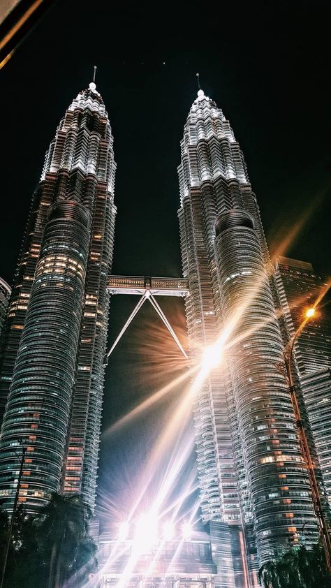 Klcc Night View Aesthetic, Klcc Aesthetic, Klcc Night View, Kuala Lumpur Night View, Klcc View, Pretty Buildings, Fountain City, Kuala Lumpur City, Petronas Towers