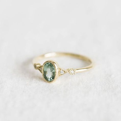 Green Engagement Rings, Cute Promise Rings, Cute Engagement Rings, Future Engagement Rings, Dream Engagement Rings, Classy Jewelry, Deco Ring, Jewelry Lookbook, Green Sapphire