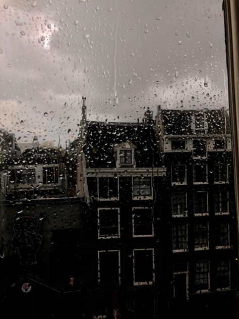 Amsterdam Rainy Day, Amsterdam Dark Aesthetic, Amsterdam Aesthetic Vintage, Quite Aesthetic, Rainy Amsterdam, Canal Amsterdam, Amsterdam Aesthetic, British Aesthetic, The Dutchess