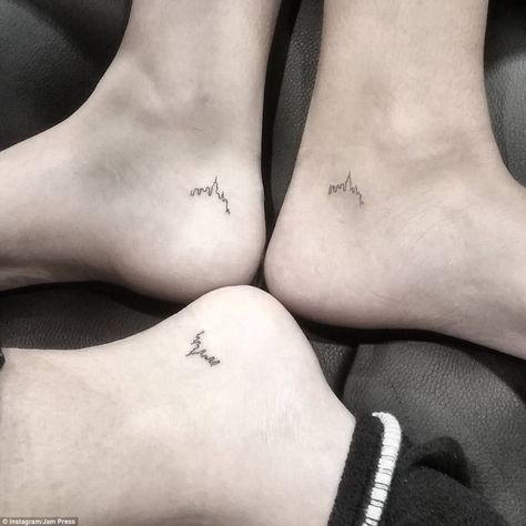 New York, New York: Three pals had New York's iconic skyline inked onto their feet. The Empire State building stands in the middle Group Tattoos, Matching Bff Tattoos, Matching Friend Tattoos, Tiny Tattoos For Women, Matching Best Friend Tattoos, New York Tattoo, Nyc Tattoo, Girl Back Tattoos, Stick N Poke