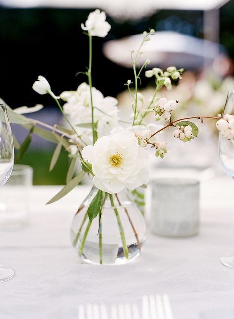 Studio Mondine, Wedding Backyard Reception, Wedding Backyard, Glass Bud Vase, Green Glass Vase, Flower Inspiration, Wedding Reception Tables, Mod Wedding, Wedding Arrangements