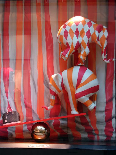 Circus Vintage, Snohomish Washington, Decoration Vitrine, Louis Vuitton Paris, Store Concept, Visual Merchandising Displays, Store Window Displays, Window Display Design, Store Windows