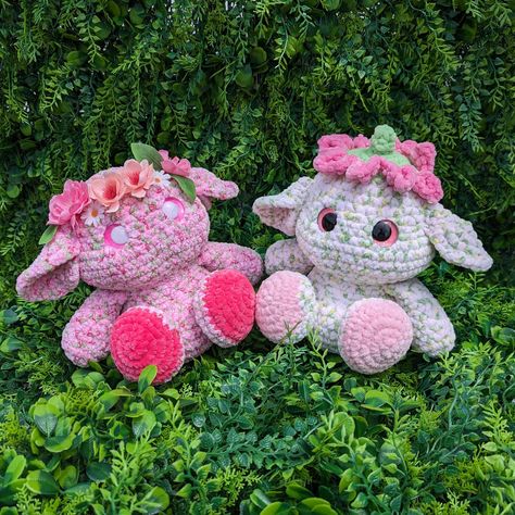 Pink Flower Goblins 💟 📎 Available for purchase on my website, link in bio! https://delaraescreations.com/ 📖 Pattern: @wanderingwhimsie 🧶 For specific such as: pattern links, yarn brand/type/shade details, hook size, eye size, etc please see the plushie gallery linked in my bio! ❤️ Likes, comments, shares, saves, and follows are encouraged and appreciated to help with the ever-changing algorithm! 👋 Hi! Thank you so much for visiting my page. Delarae's Creations is a women-owned busines... Crochet Goblin, Crocheted Plushies, Amigurumi Flower, Crochet Plants, Crochet Decor, Crochet Plushie, Crochet Plush, Light Pink Flowers, Crochet Work