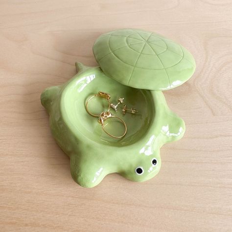 Find the best handmade Ceramics on MakerPlace by Michaels. You will love our Ceramic Turtle Jewelry Box with Lid. Diy Turtle Gifts Ideas, Cute Clay Containers, Pottery Pieces Ideas, Clay Box Diy, Air Clay Jewelry, Pottery Trinkets, Ceramics Gift Ideas, Clay Ideas Jewelry, Small Clay Projects Diy