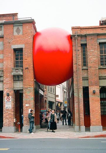 Kurt Perschke - RedBall Project - traveling public art installation has traversed the globe, appearing in many cities. I chose the red ball project because it just seemed like a cool project and interesting ideas to get an insight into the red ball project. Eye Ball, Red Ball, Wow Art, Sculpture Installation, Outdoor Art, Land Art, Public Art, Public Space, Urban Art