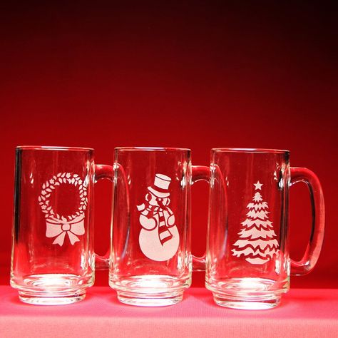 Etched Christmas Glasses, Christmas Glass Etching Ideas, Armour Etch Projects, Hand Painted Wine Glasses Diy, Christmas Glass Jars, Etching Projects, Diy Wine Glasses Painted, Glass Etching Cream, Glass Etching Projects