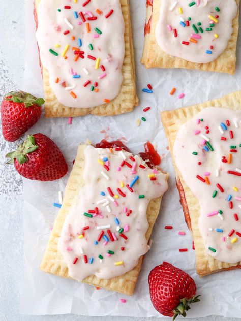 Homemade Strawberry Pop Tart Vegan Bakes, Strawberry Pop, Poptart Recipe, Strawberry Pop Tart, Tasty Pastry, Tarts Recipe, Pop Tart, Homemade Snacks, Tart Recipes