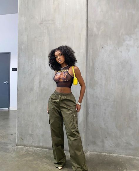 Cargo Pants Outfit Ideas, Stylish Cargo Pants, Women's Cargo Pants, Pants Outfit Ideas, Halloween Tattoo, Chic Summer Outfits, Cargo Pants Outfit, Tomboy Style Outfits, Looks Street Style