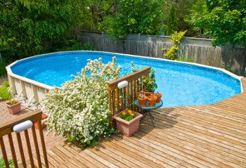 Perfect above ground pool deck complete with decorative plants Oval Above Ground Pools, Oberirdischer Pool, Ideas De Piscina, Oval Pool, Pool Cost, Pool Deck Plans, Best Above Ground Pool, Swimming Pool Decks, Garden Swimming Pool