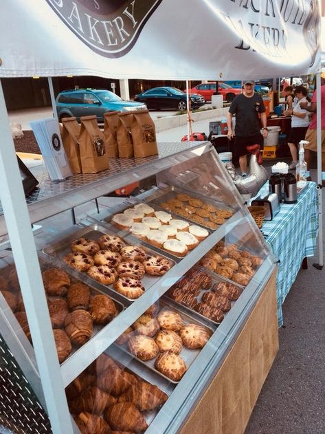 Cute Farmers Market Booth, Bake Sale Displays, Farm Market Ideas, The Best Cinnamon Rolls, Cottage Meals, Farmers Market Stand, Farmers Market Booth, Farmers Market Display, Home Bakery Business