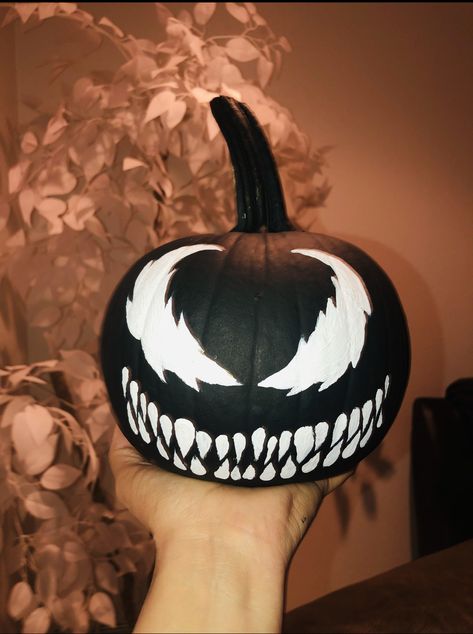 Pumpkin Ideas Without Carving, Scary Painting Pumpkin Ideas, Pumpkin Painted Faces, Pumpkin Painting Ideas For White Pumpkins, Painted Pumpkins Scooby Doo, Pumpkin Painting Star Wars, Painted Pumpkins Creative, Superman Pumpkin Painting, Pumpkin Painting Ideas Batman