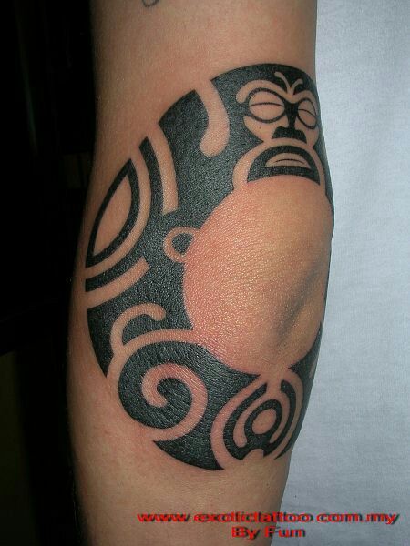 Elbow idea Elbow Tattoo Designs, Inner Elbow Tattoos, Tato Maori, Tattoo Son, Mayan Tattoos, Elbow Tattoo, Filipino Tattoos, Circle Tattoo, Circle Tattoos