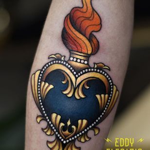 Traditional Heart Tattoos, Sacred Heart Art, Tattoo Van, Colour Tattoo, Traditional Tattoo Inspiration, Sacred Heart Tattoos, Yakuza Tattoo, Flame Tattoos, Gold Tattoo