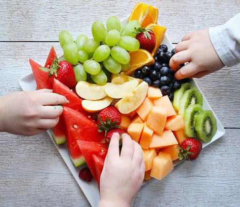 A great option for busy moms who want their kids to eat GOOD foods! ~Fresh Local Produce from freshdirect.com Small Fruit Platter, Fresh Fruit Platter, Great Snacks, Fruit Dips Recipes, I Am Baker, Fresh Fruit Recipes, Veggie Snacks, Fresh Fruit Salad, Snacks For Kids