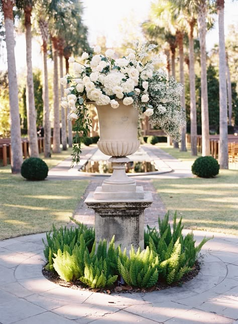 Traditional Color Palette, Garden Centerpiece, Courtyard Gardens Design, Southern Garden, Garden Urns, Longwood Gardens, Formal Garden, Formal Gardens, Best Wedding Planner