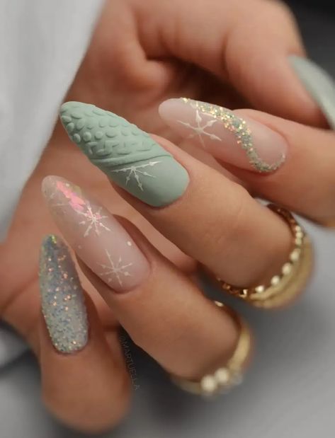 Elevate your style with these frosty sage green winter nails! Explore enchanting nail art designs with snowflakes and seasonal motifs to keep your fingertips chic all winter long. Nail Art Noel, Summer Toe Nails, Cute Christmas Nails, Winter Nail Art, Winter Nail Designs, Summer Acrylic Nails, Winter Nail, Summer Nails Colors, Xmas Nails