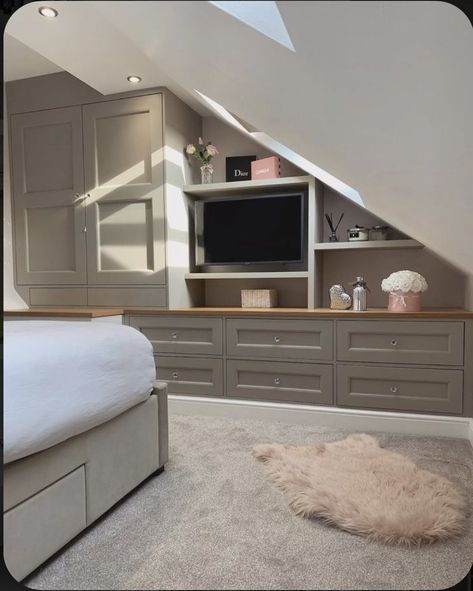 Attic Master Bedrooms Decor, Dormer Bedroom Ideas, Tiny Apartment Inspiration, Cool Attic Rooms, Loft Room Ideas, Loft Conversion Bedroom, Attic Bedroom Storage, Attic Bedroom Designs, Loft Storage