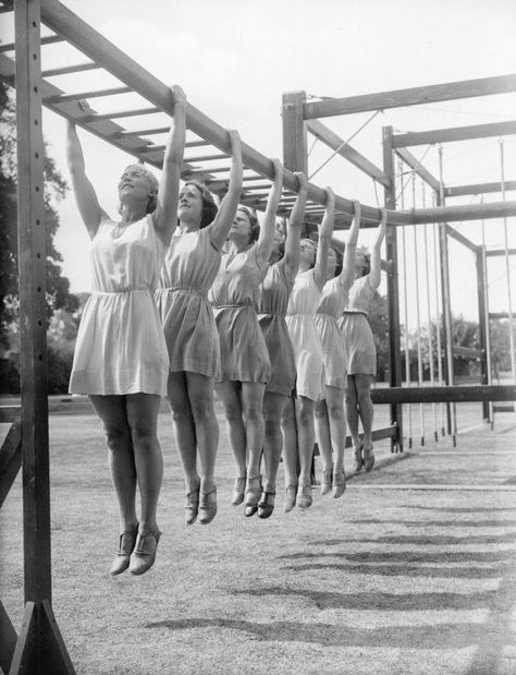 Fotografi Vintage, Photo Vintage, Dolce E Gabbana, Physical Education, White Photo, Soviet Union, Vintage Pictures, Fit Mom, Vintage Photographs