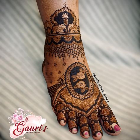 Exquisite bridal mehendi on legs 💍 Bringing traditional charm to every step 👰🏽‍♀️ Elegantly celebrating love and artistry 💕 #Legs #BridalMehendi #LegGoals #MehendiDesigns #BridalBeauty #LegArt #WeddingLegs #BridalHenna #LegTattoo #mehendiartist Bride Leg Mehendi Design Latest, Groom Leg Mehndi Design, Leg Mehendi Design Bridal, Dulhan Leg Mehendi Design, Bridal Mehndi Designs Leg, Mehendi Leg Design, Leg Mehendi Design Unique, Bridal Leg Mehendi Designs, Legs Henna