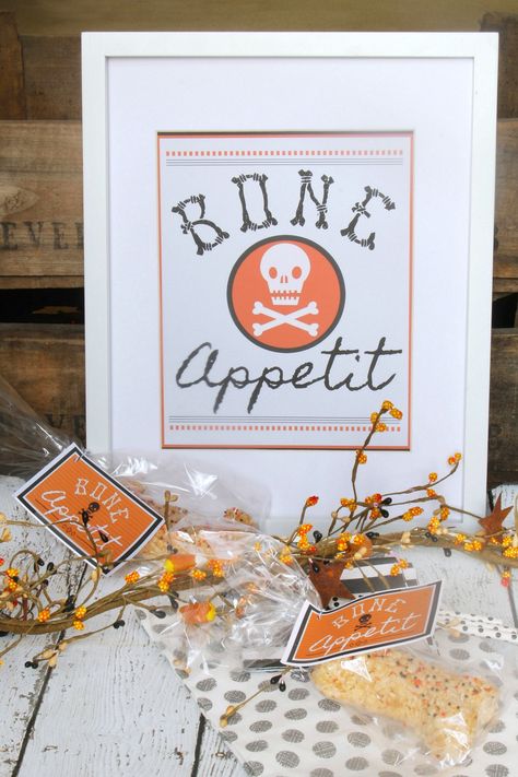 Download these free Bone Appetit Halloween printables! Perfect for Halloween parties, Halloween decor, or class treats. So fun! Mummy Pizza, Scary Halloween Food, Free Halloween Printables, Class Treats, Bone Appetit, Halloween Candy Bar, Printable Halloween Tags, Halloween Chalkboard, Pizza Pockets