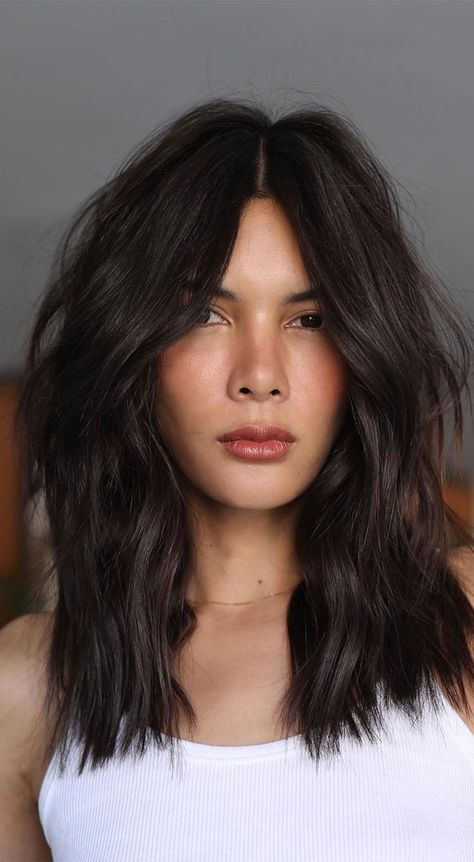 13. Dark Hair Effortless Haircut with Bangs Only 2 weeks till new year. What are your New Year’s Resolutions? Do you have one or... Narrow Face, Effortless Hair, Textured Haircut, Medium Layered Haircuts, Long Face Hairstyles, Long Faces, Mid Length Hair, Hair Haircut, Medium Hair Cuts