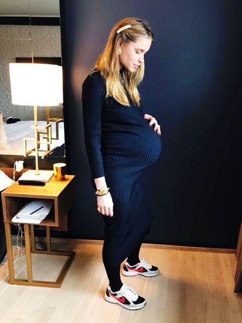 Pregnancy Style Winter, Bump Outfits, Pregnant Outfit, Pernille Teisbaek, Cropped Biker Jacket, Pregnancy Info, Preggo Fashion, Pregnant Style, Pregnancy Information