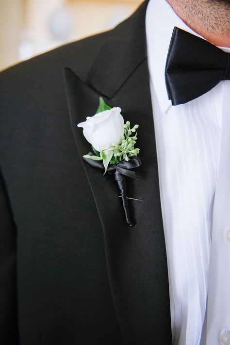 Grooms Flower, White Flower Boutonniere, Boutineer Ideas, Country Wedding Groomsmen, Fall Groom, White Rose Boutonniere, White Boutonniere, White Flower Arrangements, Rose Boutonniere