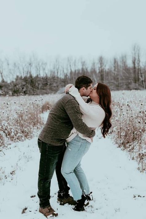 Country Engagement Photoshoot, Engagement Pic, Plus Size Bride, Winter Engagement Photos, Winter Engagement, Winter Photography, Engagement Photo, Engagement Photos, Winter Outfits