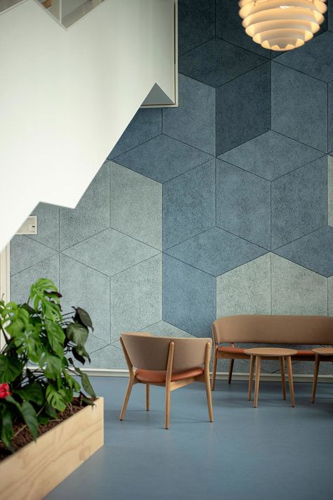 Sound absorption with rhomb-shaped acoustic panels Acoustic Panels Design, Felt Wall Panels, Wall Elements, Acoustic Panels Diy, Acoustics Design, Soundproof Wall, Acoustic Wall Panel, Tech Office, Studio Foam