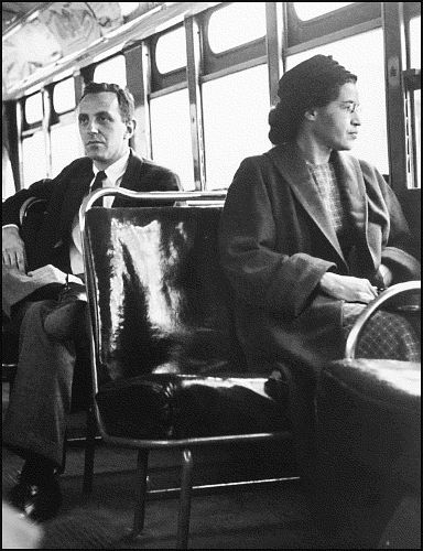 Rosa Parks. Esta mujer de color se negó a ceder su asiento a un blanco en el autobús cuando volvía cansada de trabajar. Montgomery Bus Boycott, Bus Boycott, Women Rights, First Ladies, By Any Means Necessary, Rosa Parks, E Mc2, Civil Rights Movement, We Are The World