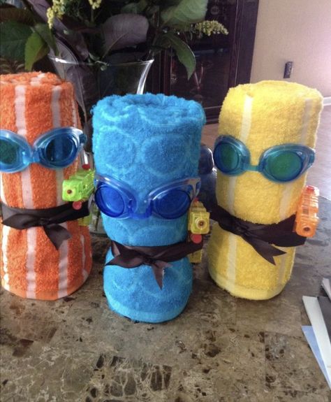 Towel party favor Pool Party Gift, Pool Party Kids, Splash Party, Pool Party Favors, Sweet 17, Swim Party, Pool Birthday, Luau Birthday, Beach Themed Party