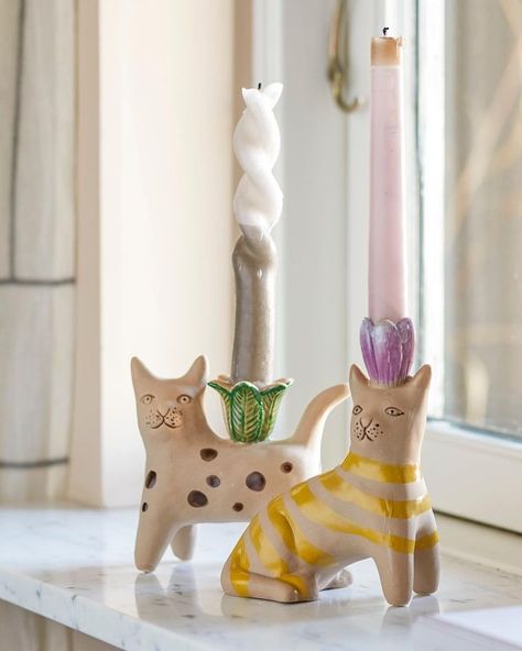 Cat Candle Holder, Hand Painted Candle Holders, Painted Candlesticks, Cat Candle, Home Design Diy, Ceramics Projects, Candle Dinner, Stoneware Ceramics, Candle Holder Set