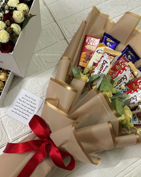 Money hamper for he’s friend🥹🤍 #hmperbox #moneyhamper #withflowerdecoration #chocolates #bouquet #bouquetofchocolates #gift #creation #fizzcreations #dmfororders Ferrero Bouquet Diy, Money Hamper, Ferrero Bouquet, Hampers For Him, Chocolate Hampers, Dear Best Friend, Diy Bouquet, Chocolates, Balloons