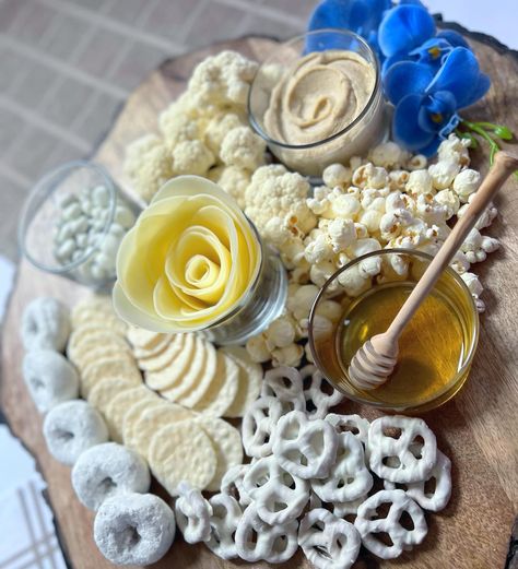 White Themed Food Board, Winter Wonderland Party Snacks, White Food For Color Party, White Food Platter, White Themed Charcuterie Board, All White Charcuterie Board, White Charcuterie Board Ideas, White Themed Food, Charcuterie Theme Board Ideas