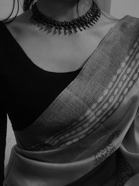 Traditional Asethic, Black Metal Jewelry With Saree, Saree Esthetics, Back Saree Poses, Traditional Photo, Black Saree Poses, Traditional Girl, Girly Photography Aesthetic Black, Saree Mirror Selfie Poses