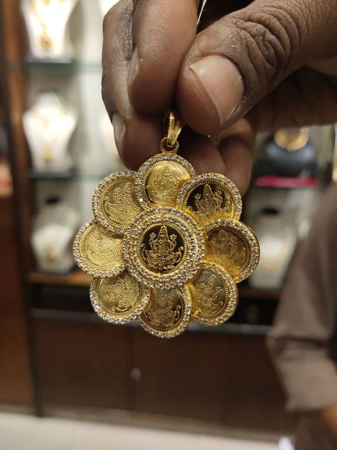 Kasu Haram, Beautiful Gold Pendants, Beautiful Gold Earrings, Gold Coin Jewelry, Jewelry Gold Earrings, Pinterest Jewelry, Lakshmi Devi, Gold Jewelry Outfits, Pendant Sets