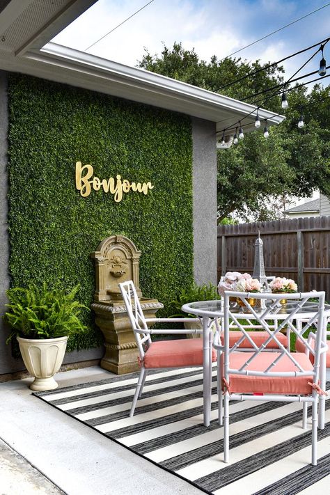 Faux green boxwood wall on a stucco home with a wall fountain Faux Boxwood Wall, Patio Wall Decor Outdoor, Parisian Courtyard, Boxwood Wall, Grass Decoration, Outdoor Water Fountains, Grass Backyard, Artificial Wall, Patio Wall Decor