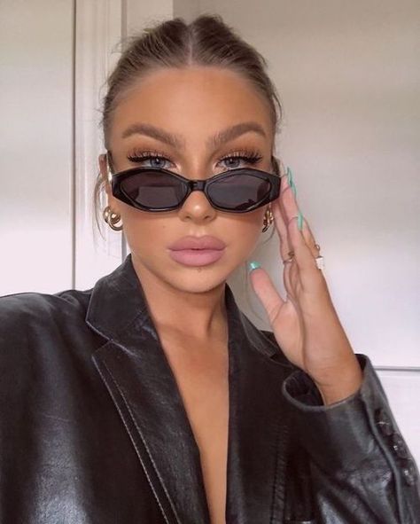 Photo Small Sunglasses, Designer Shades, Oval Sunglasses, Eyewear Womens, Luxury Sunglasses, Sunglass Lenses, Womens Glasses, Girls Makeup, Sunglasses Sale