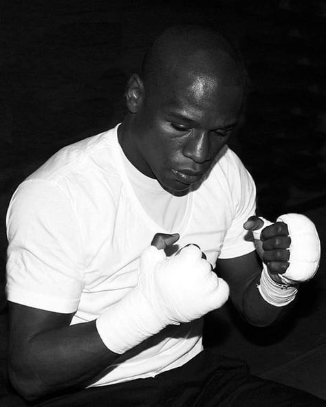 Floyd Mayweather Training, Happy Boxing Day, Aesthetics Bodybuilding, Gym Photoshoot, Fcb Barcelona, Boxing Images, Boxing Posters, Professional Boxer, Iconic Images