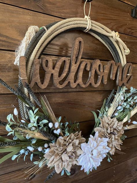 Western Door Wreaths, Lasso Wreath Rustic, Western Rope Crafts, Lasso Wreath Diy, Western Wreath Ideas, Western Rope Wreath, Western Front Porch Ideas, Western Arrangements, Diy Western Decor