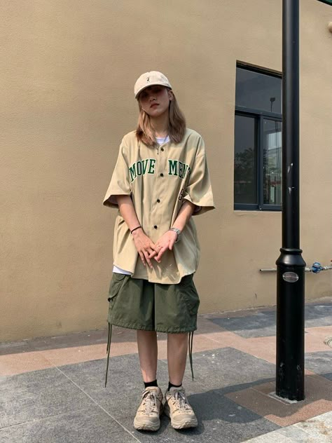 Japan Fashion Summer, Baseball Shirt Outfit, Women Kpop, Khakis Outfit, Looks Hip Hop, Green Cargo Shorts, Oversize Outfit, Cargo Shorts Women, Hip Hop Vintage